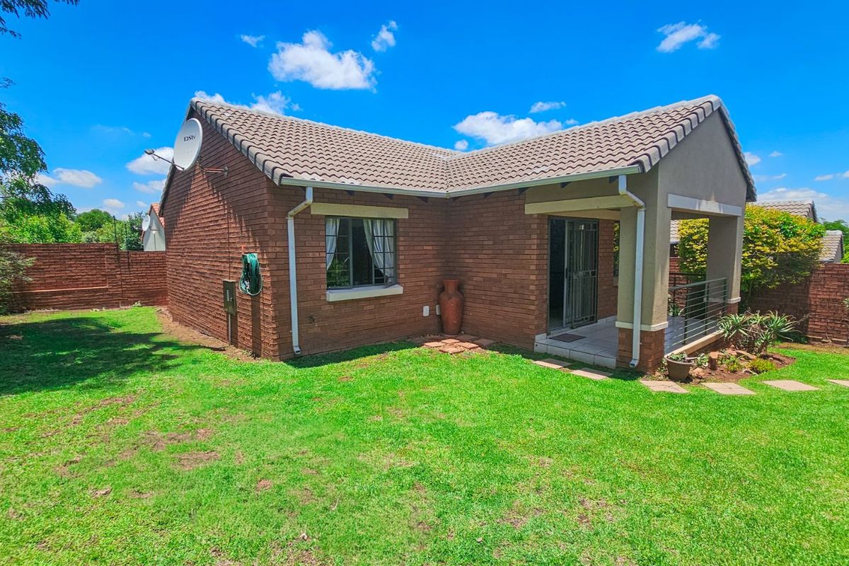 Townhouse For Sale in Mooikloof Ridge - Photo 2