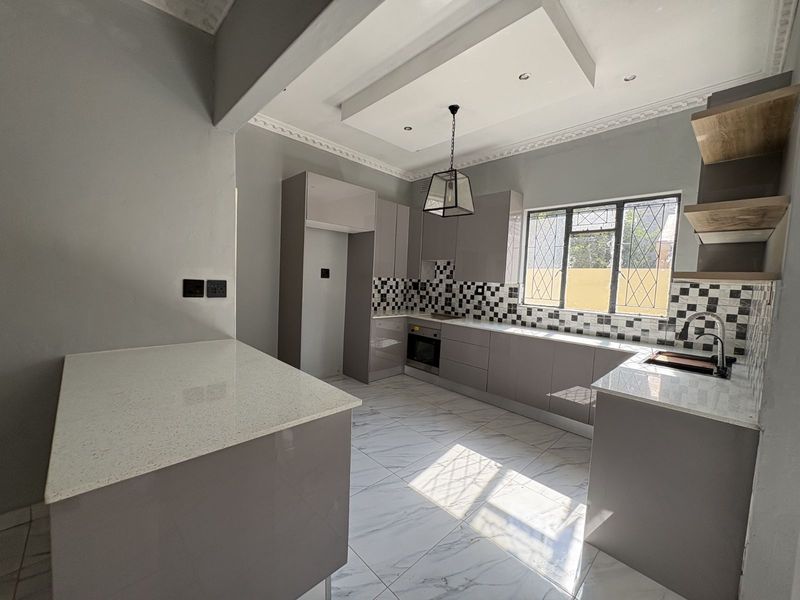 House For Sale in Bellevue - Photo 4