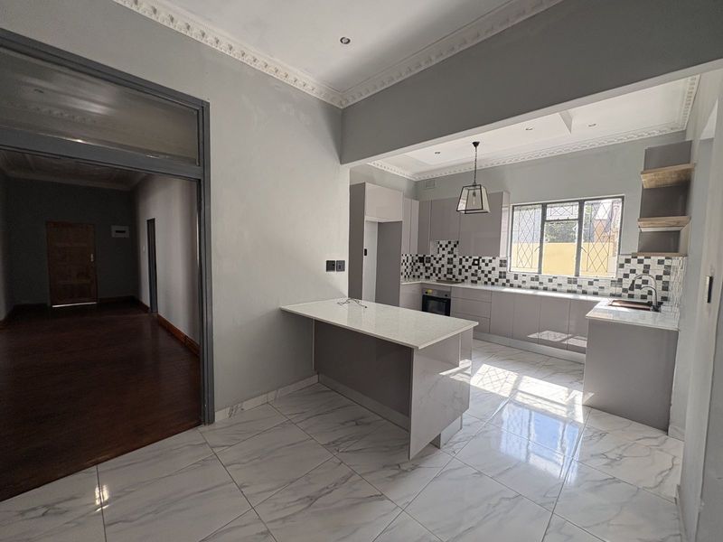 House For Sale in Bellevue - Photo 2