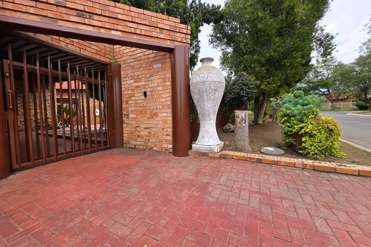 House For Sale in Secunda Central - Photo 2