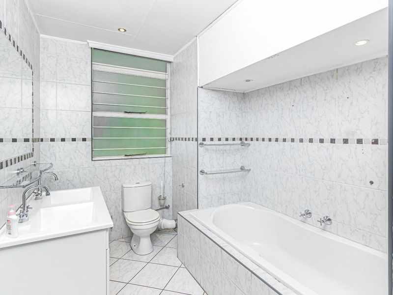 Townhouse For Sale in Robindale - Photo 9