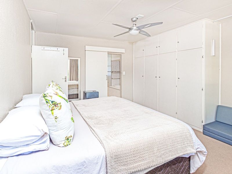 Townhouse For Sale in Robindale - Photo 8