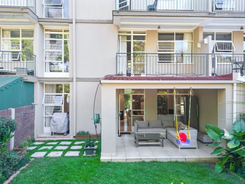 Townhouse For Sale in Robindale - Photo 4