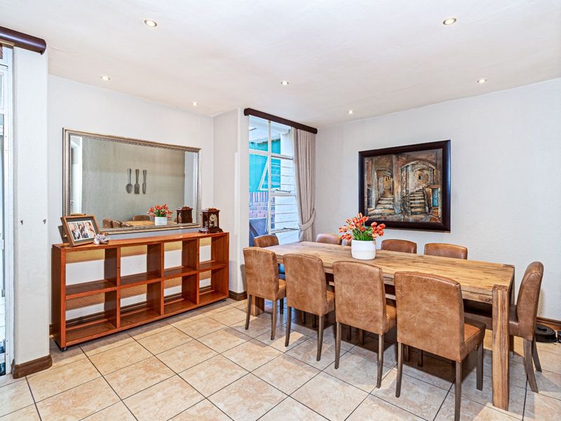 Townhouse For Sale in Robindale - Photo 7