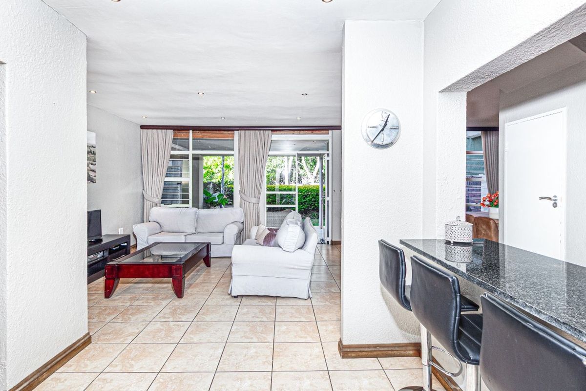 Townhouse For Sale in Robindale - Photo 5