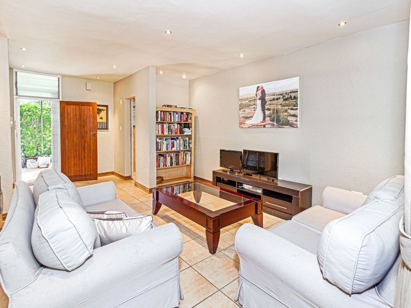 Townhouse For Sale in Robindale - Photo 3