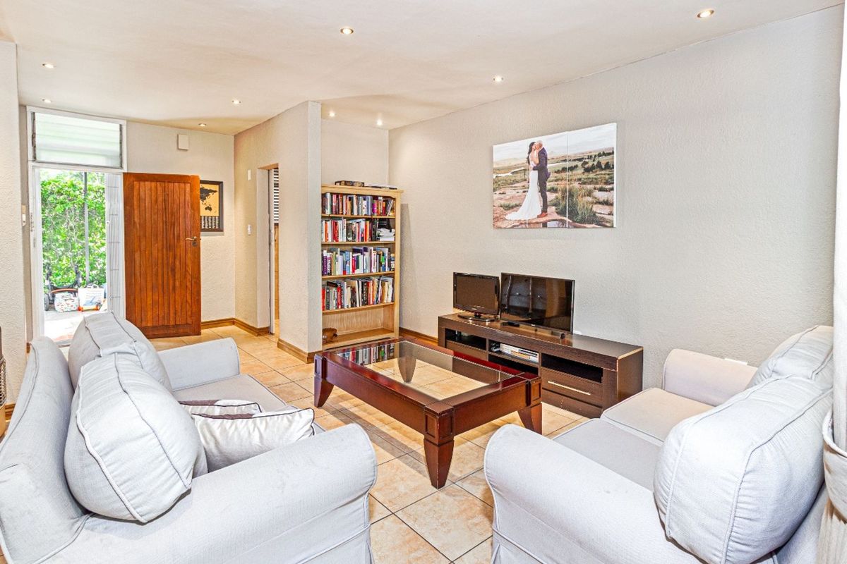 Townhouse For Sale in Robindale - Photo 3