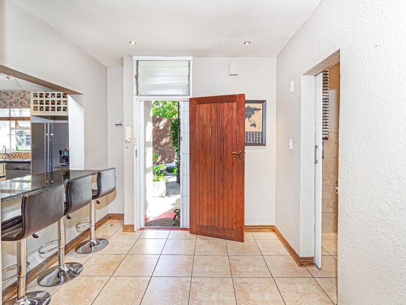 Townhouse For Sale in Robindale - Photo 2