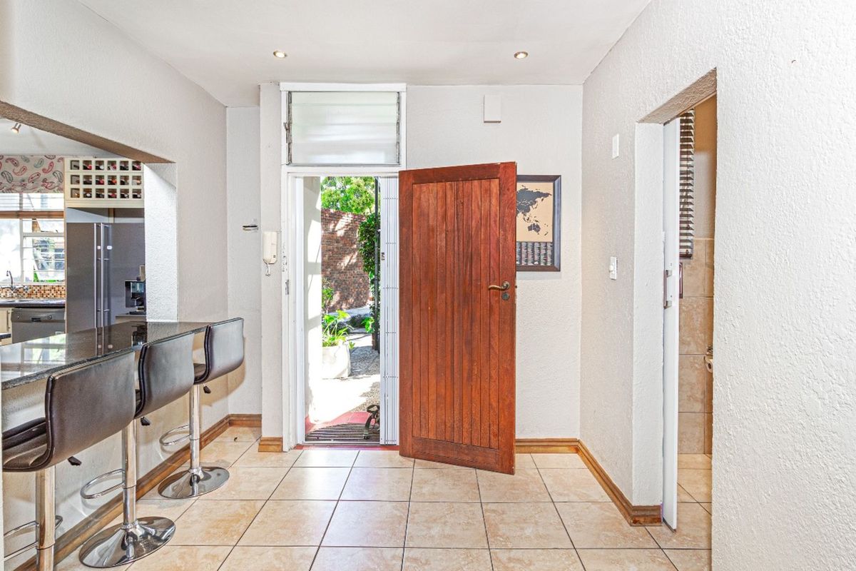 Townhouse For Sale in Robindale - Photo 2