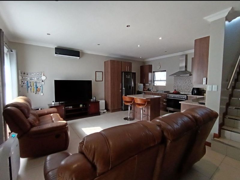 Townhouse For Sale in Terra Nova - Photo 7