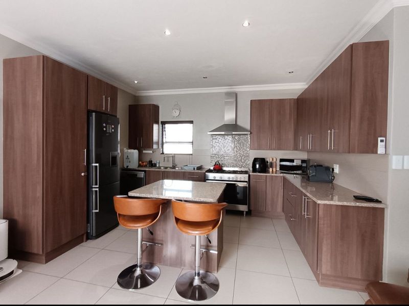 Townhouse For Sale in Terra Nova - Photo 6