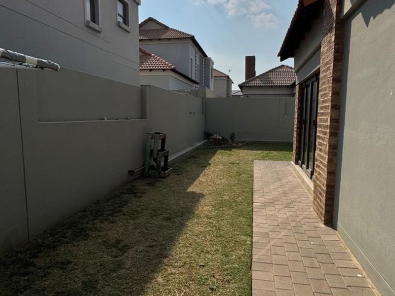 Townhouse For Sale in Terra Nova - Photo 3