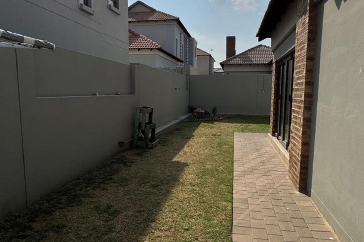 Townhouse For Sale in Terra Nova - Photo 3