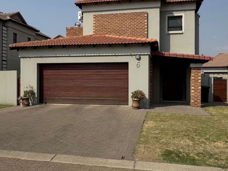 Townhouse For Sale in Terra Nova - Photo 4