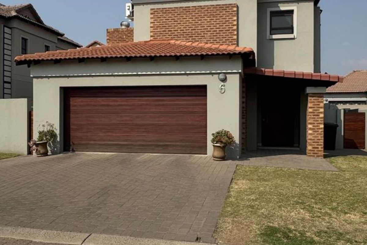 Townhouse For Sale in Terra Nova - Photo 4