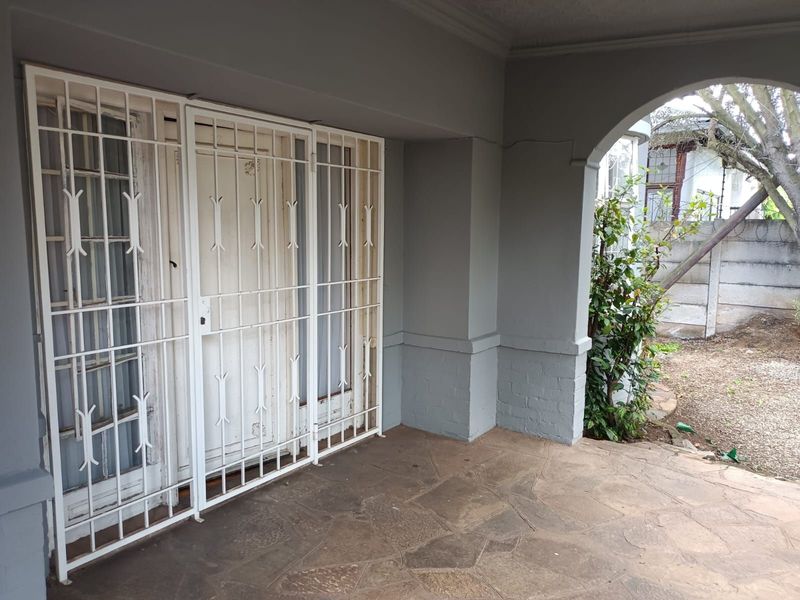 House For Sale in Brixton - Photo 2