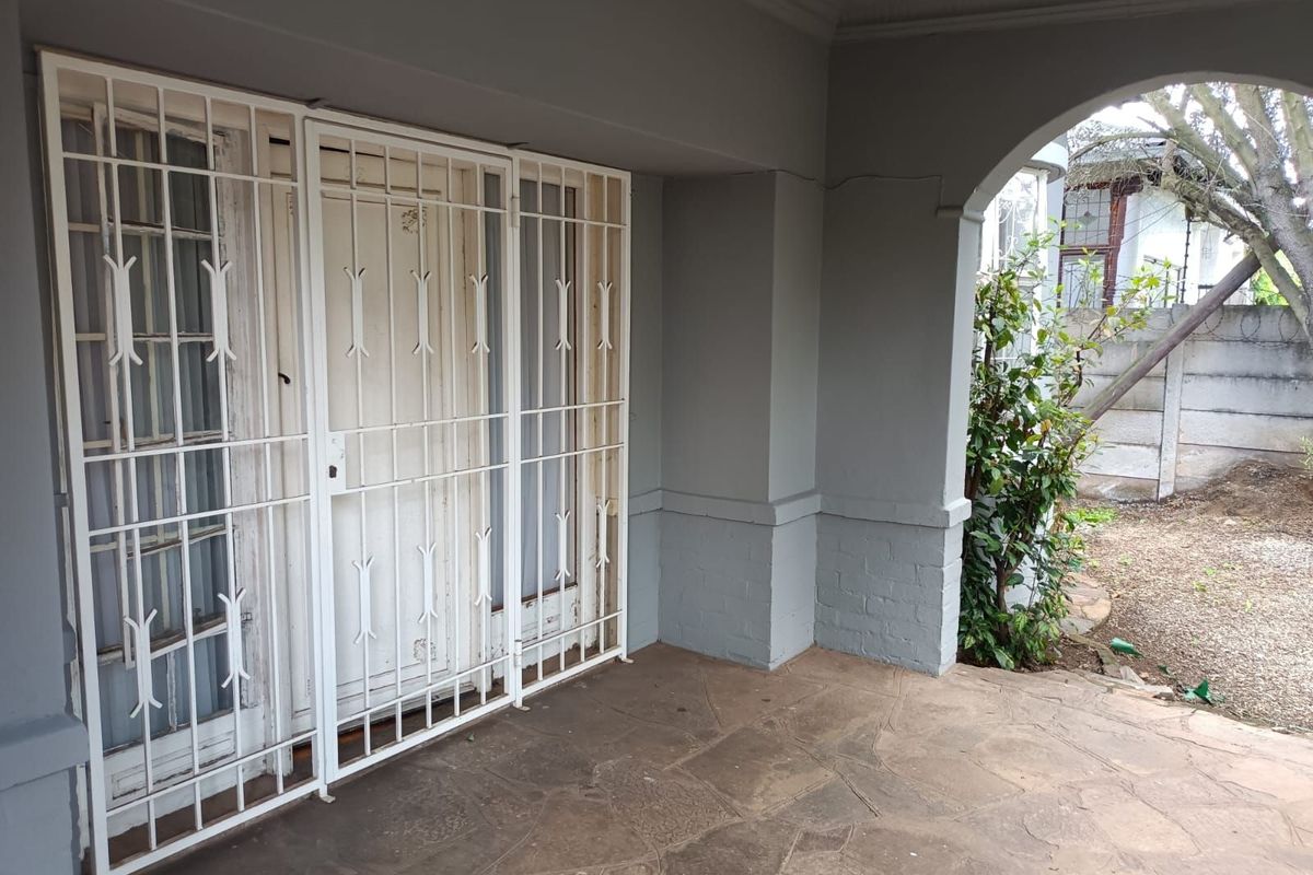 House For Sale in Brixton - Photo 2