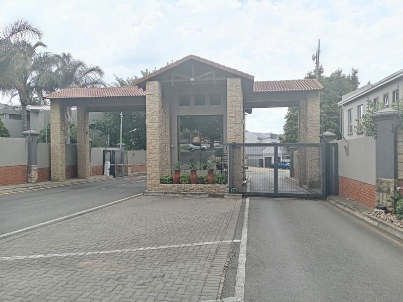 House For Sale in Ruimsig Country Estate - Photo 2