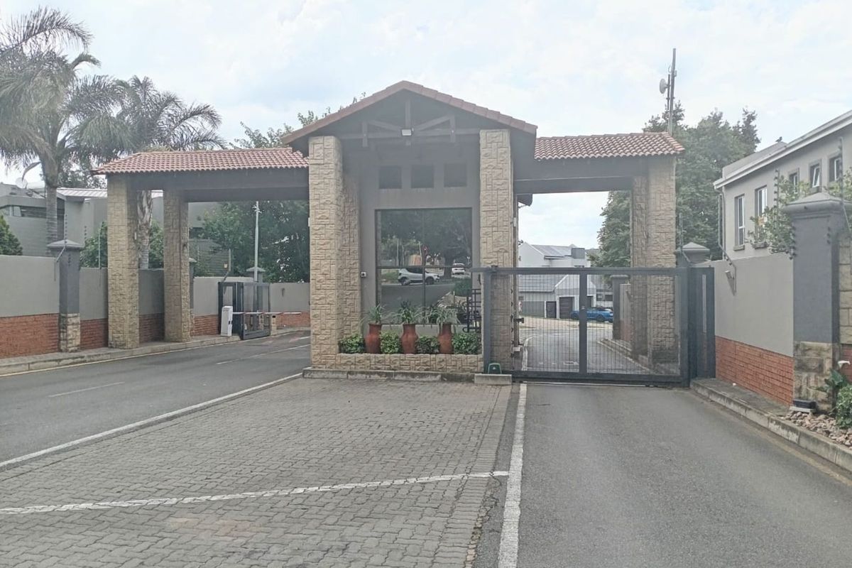 House For Sale in Ruimsig Country Estate - Photo 2