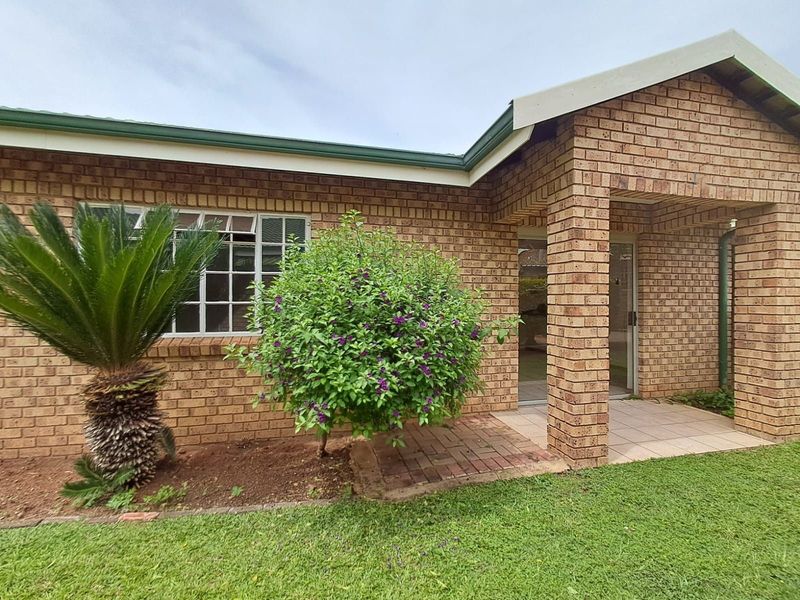 Townhouse For Sale in Aventura Warmbaths - Photo 2