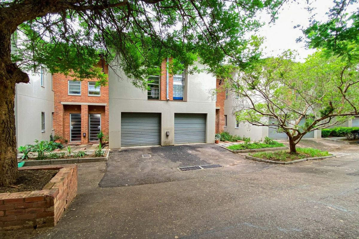 Townhouse For Sale in Die Wilgers - Photo 2