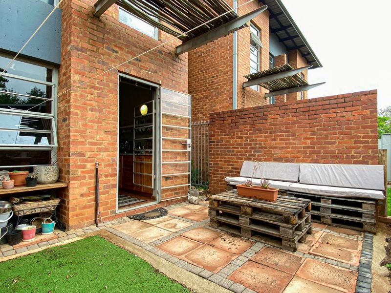 Townhouse For Sale in Die Wilgers - Photo 1