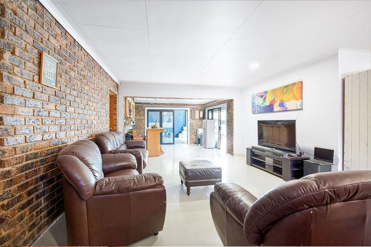 House For Sale in Wilgeheuwel - Photo 2