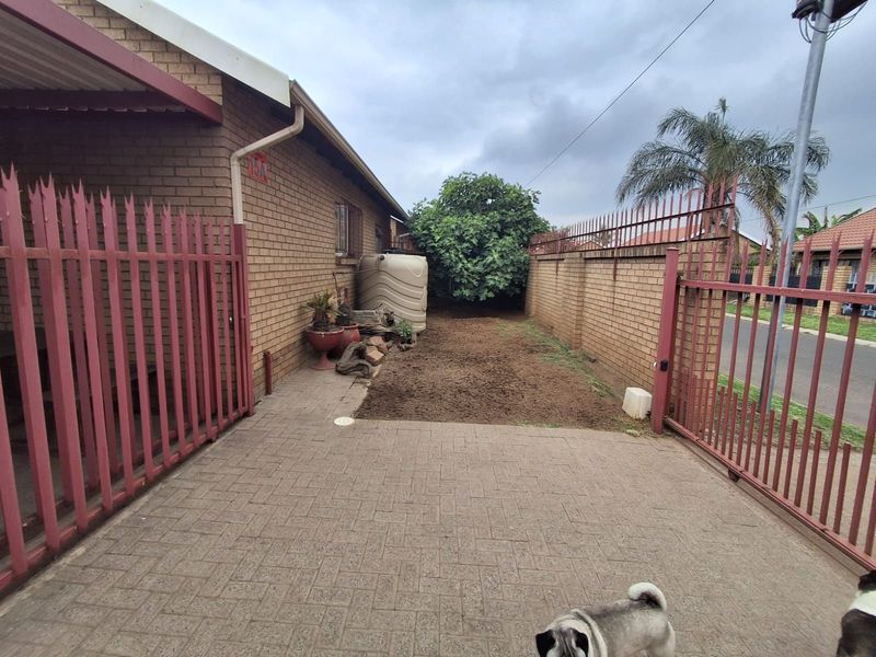 Townhouse For Sale in Reyno Ridge - Photo 2