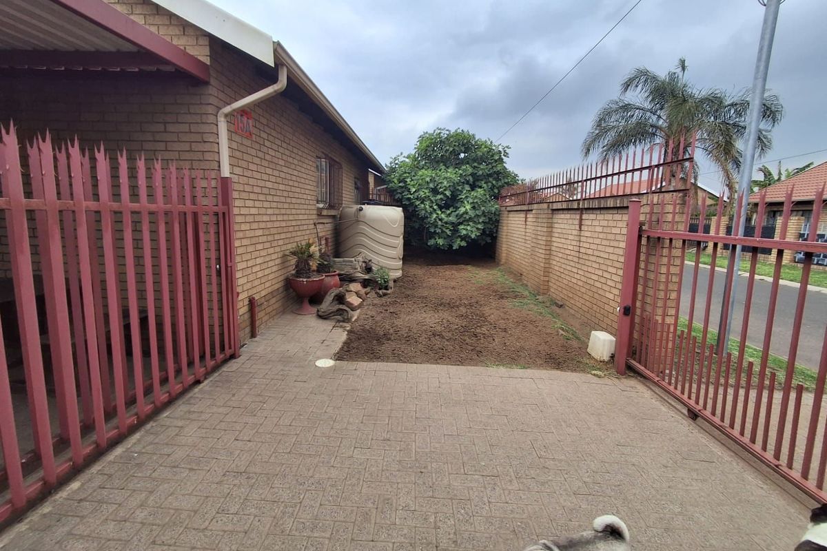 Townhouse For Sale in Reyno Ridge - Photo 2