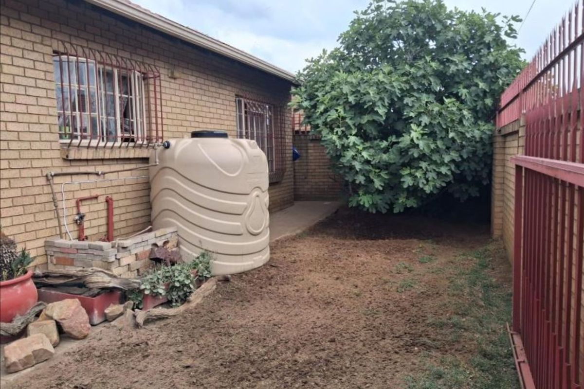 Townhouse For Sale in Reyno Ridge - Photo 5