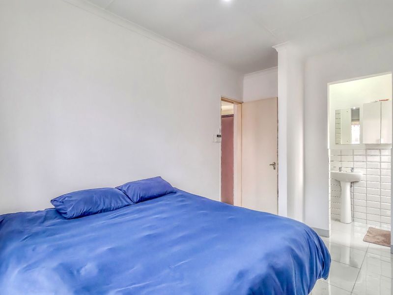 Townhouse For Sale in Willowbrook - Photo 9