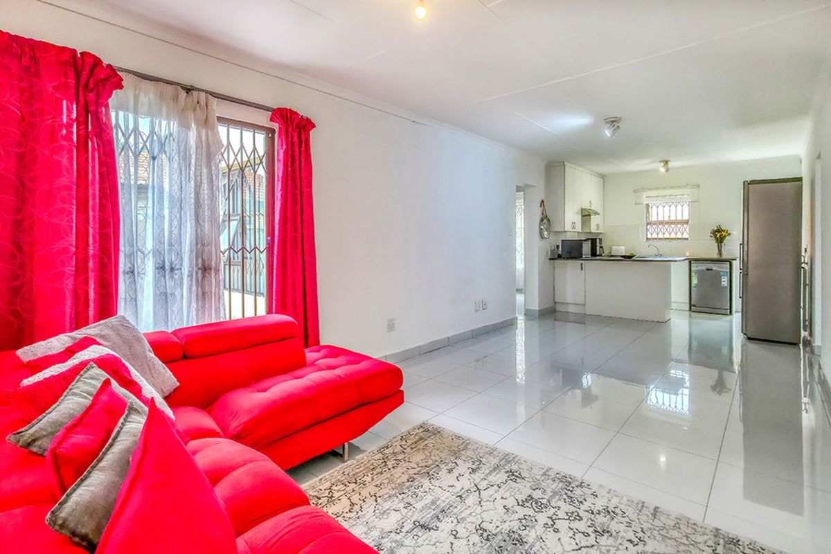 Townhouse For Sale in Willowbrook - Photo 4