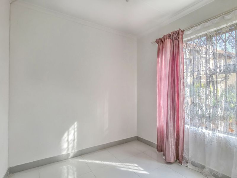 Townhouse For Sale in Willowbrook - Photo 10