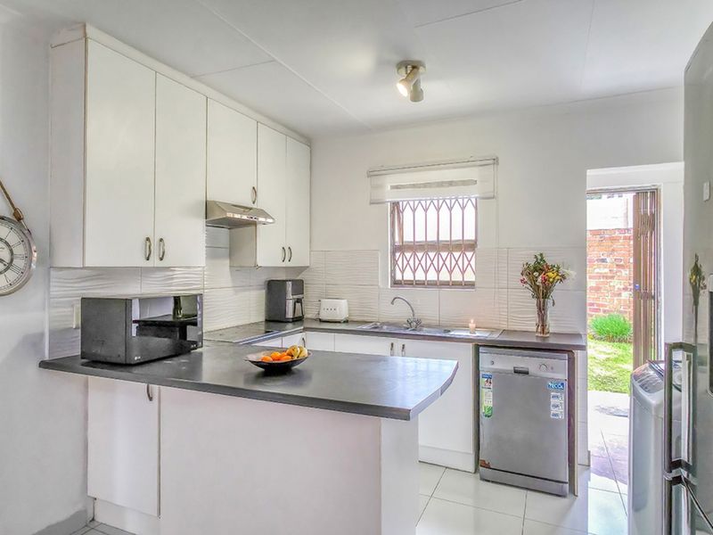 Townhouse For Sale in Willowbrook - Photo 8