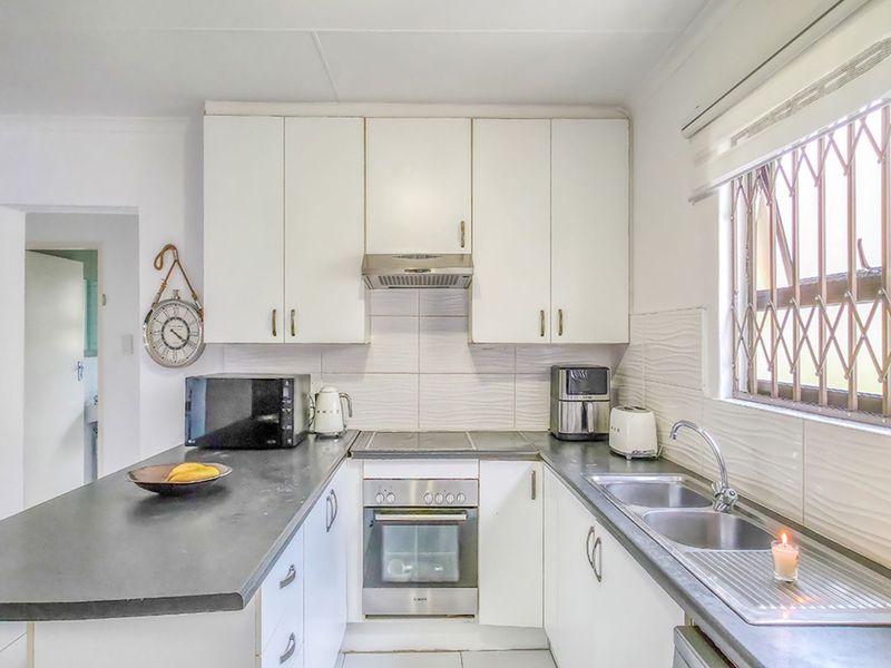 Townhouse For Sale in Willowbrook - Photo 6