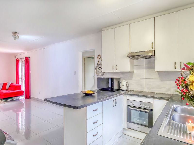 Townhouse For Sale in Willowbrook - Photo 7