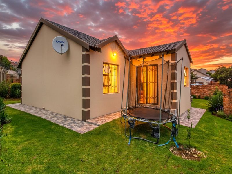 Townhouse For Sale in Willowbrook - Photo 2