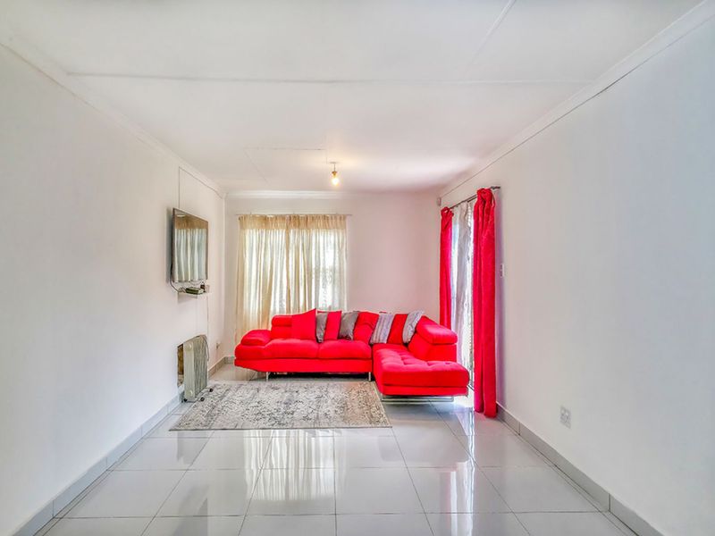 Townhouse For Sale in Willowbrook - Photo 3