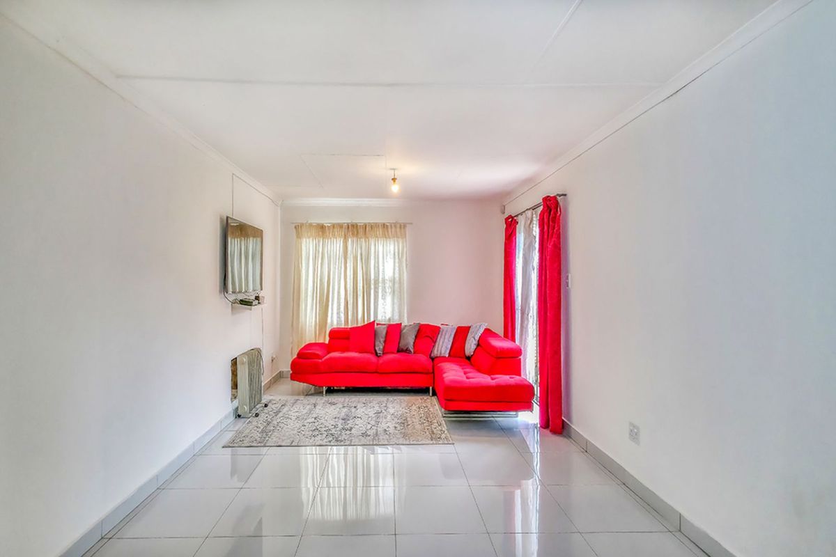 Townhouse For Sale in Willowbrook - Photo 3