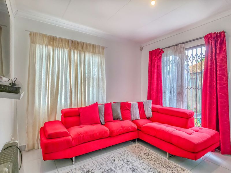 Townhouse For Sale in Willowbrook - Photo 5