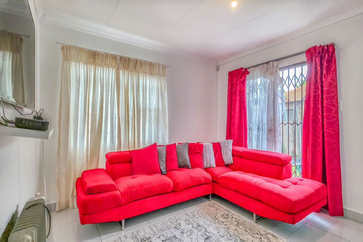 Townhouse For Sale in Willowbrook - Photo 5