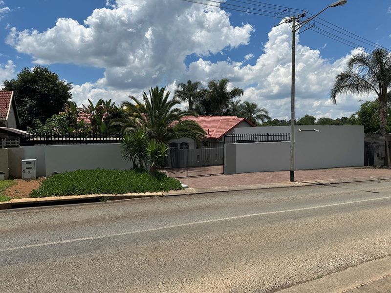 House For Sale in Hennopspark - Photo 3