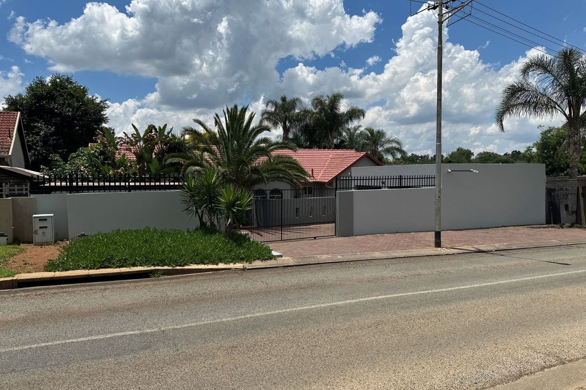 House For Sale in Hennopspark - Photo 3