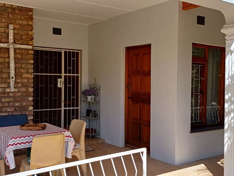House For Sale in Oudtshoorn South - Photo 4