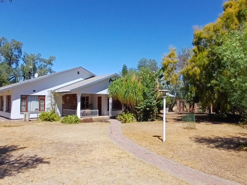 House For Sale in Oudtshoorn South - Photo 2