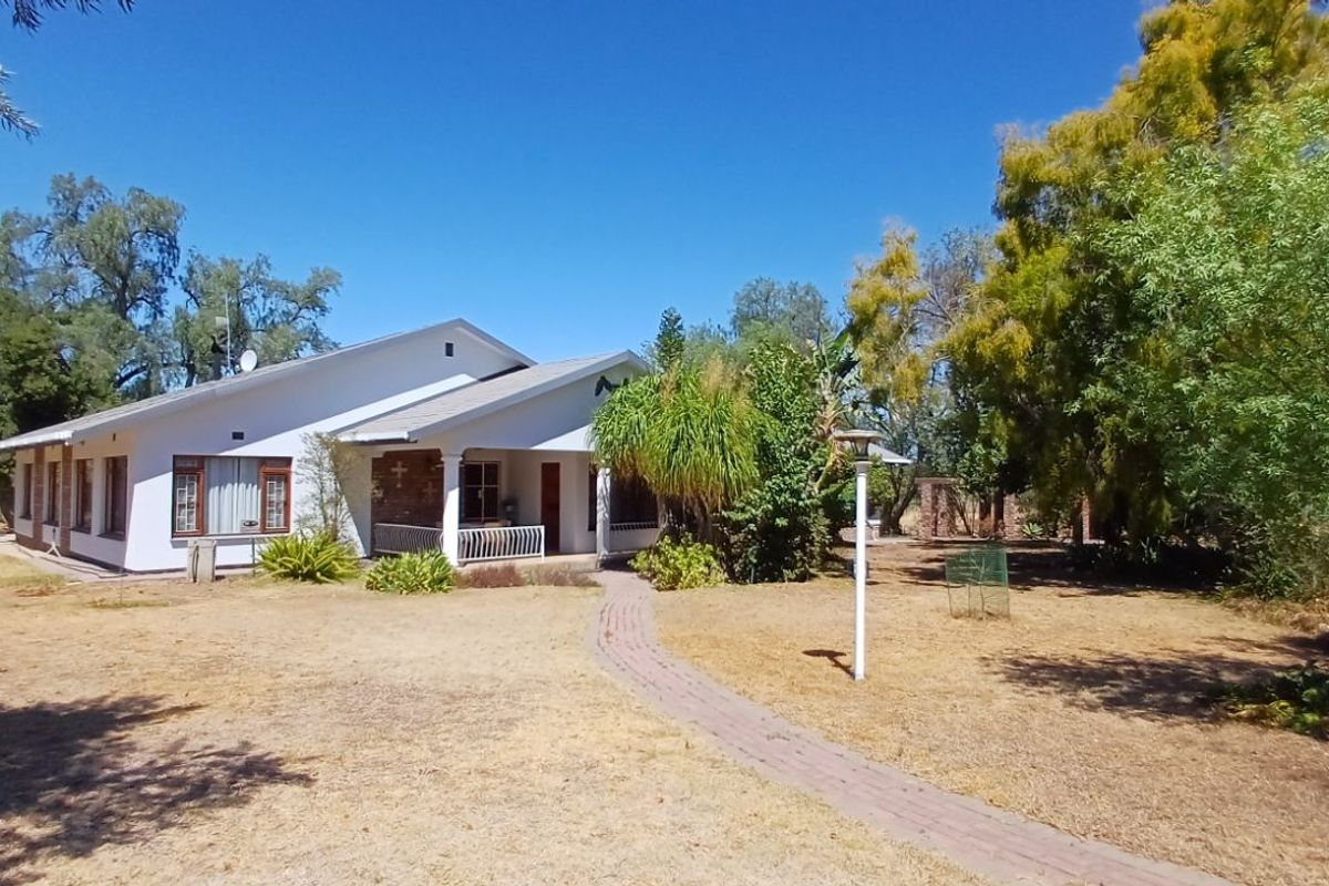 House For Sale in Oudtshoorn South - Photo 2