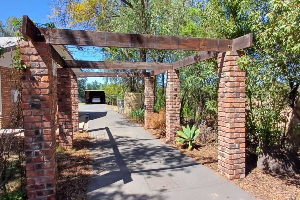 House For Sale in Oudtshoorn South - Photo 2