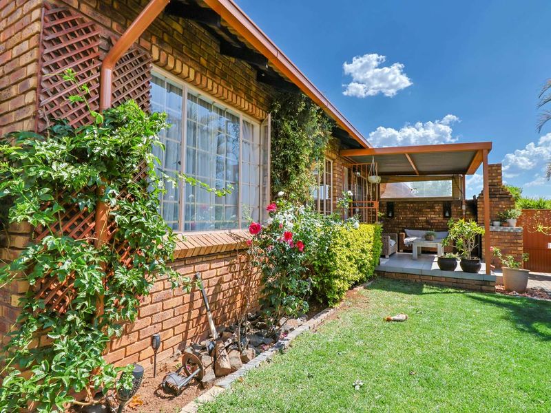 Townhouse For Sale in Amberfield Glen - Photo 6