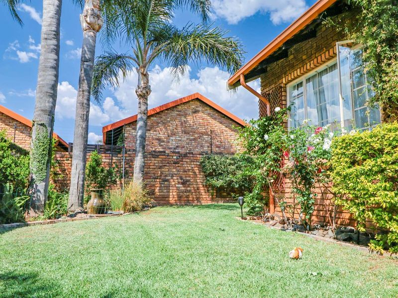 Townhouse For Sale in Amberfield Glen - Photo 2