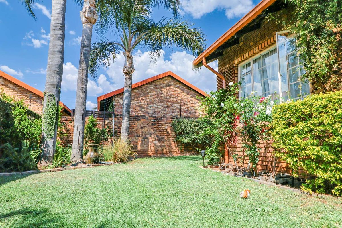 Townhouse For Sale in Amberfield Glen - Photo 2